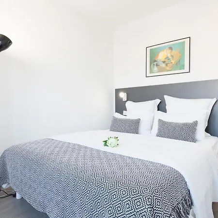 On La Croisette: Luxe 2 Bedrooms/ 2 Baths Cannes