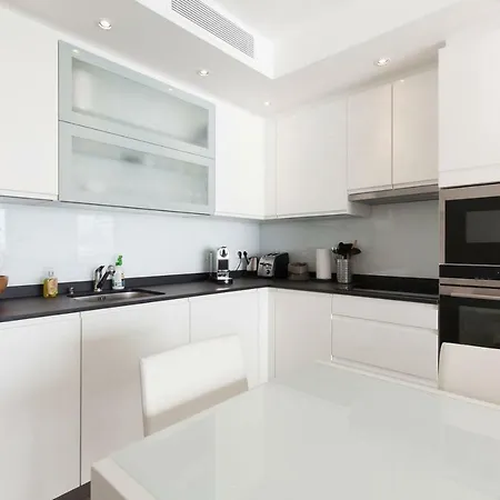 On La Croisette: Luxe 2 Bedrooms/ 2 Baths *