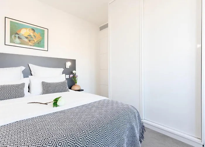 Appartement On La Croisette: Luxe 2 Bedrooms/ 2 Baths Cannes