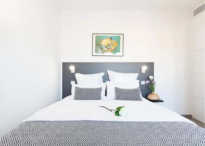 On La Croisette: Luxe 2 Bedrooms/ 2 Baths Cannes