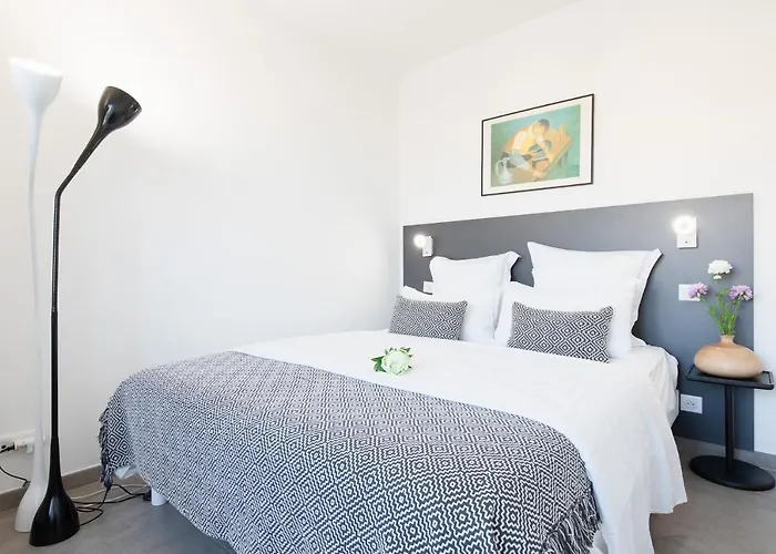 On La Croisette: Luxe 2 Bedrooms/ 2 Baths Cannes