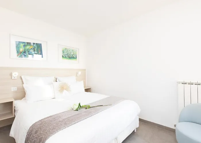 On La Croisette: Luxe 2 Bedrooms/ 2 Baths Appartement Cannes