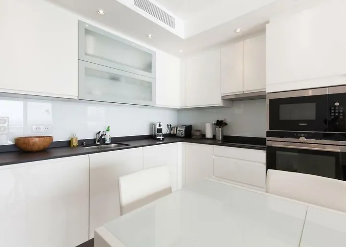 On La Croisette: Luxe 2 Bedrooms/ 2 Baths *