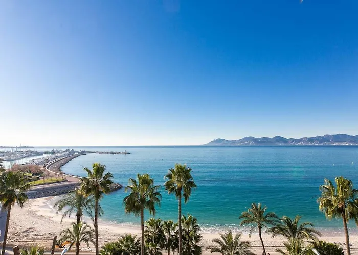 On La Croisette: Luxe 2 Bedrooms/ 2 Baths *