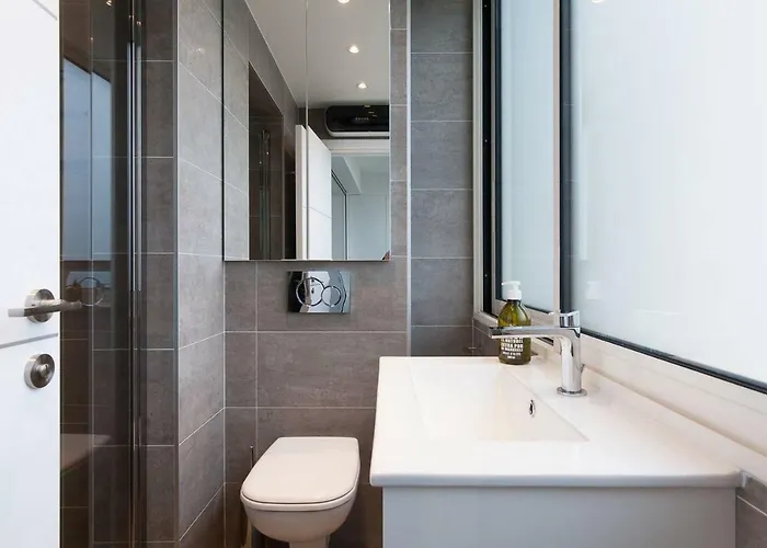 On La Croisette: Luxe 2 Bedrooms/ 2 Baths Appartement *